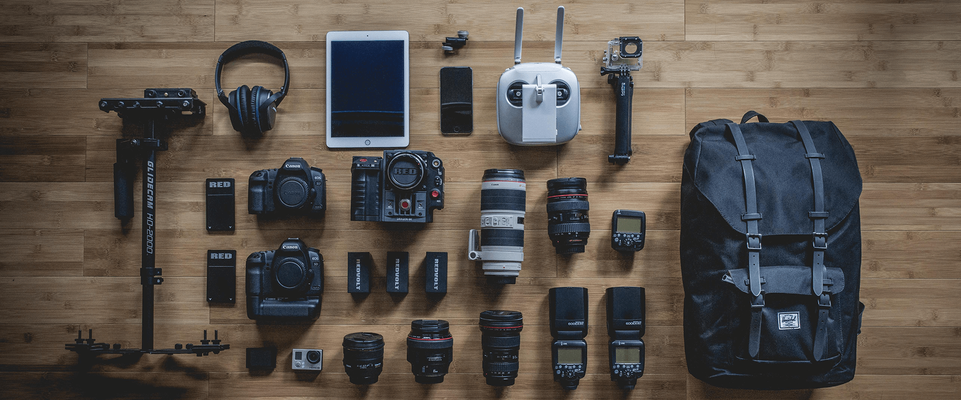 机の上のカメラ用品