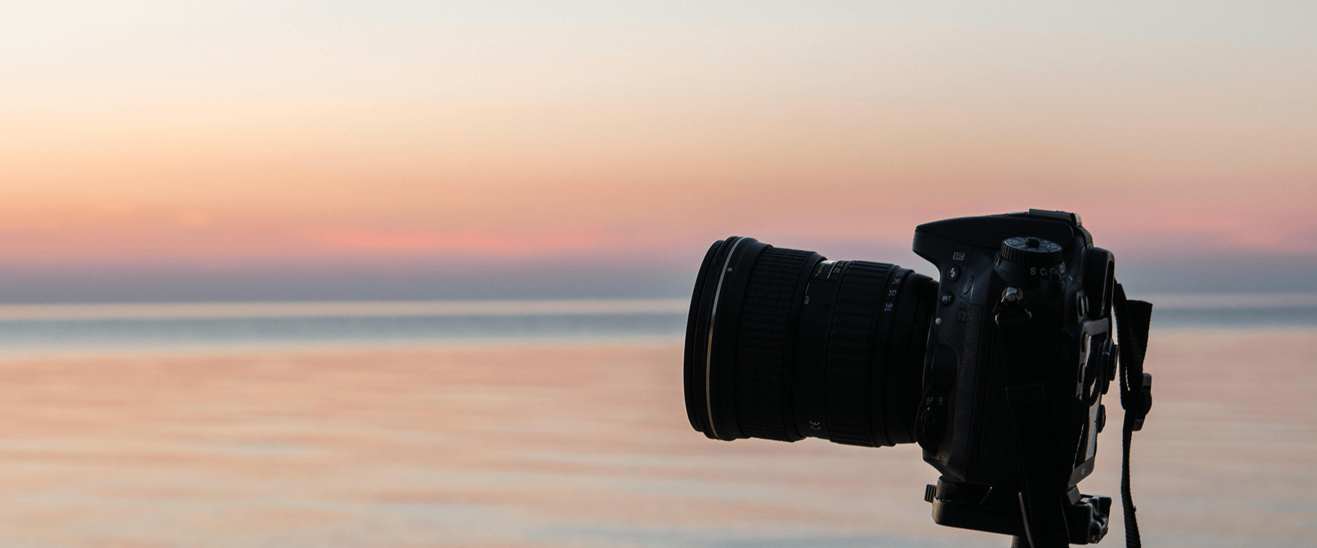 夕日を背景にカメラ